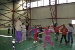 Proiectul „Tenis în comune şi sate”, iniţiat de cluburile Speranţa şi Voinţa Oradea, a dat roade în Vadu Crişului şi Şuncuiuş